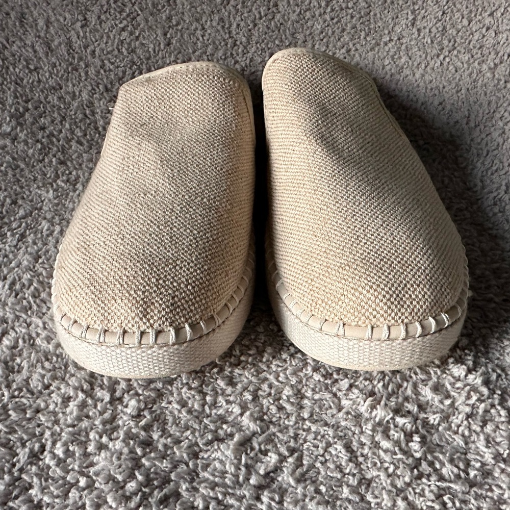 UGG Women’s Delu Sneakers - Picture 2 of 11